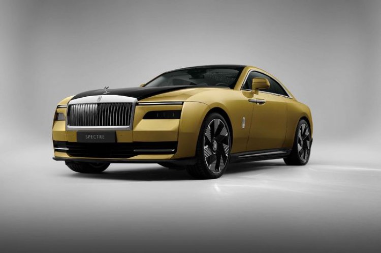 Rolls-Royce tarihindeki ilk elektrikli otomobili tanıttı