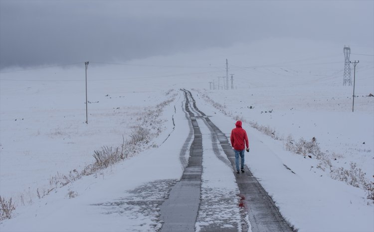 Kars'a mevsimin ilk karı düştü