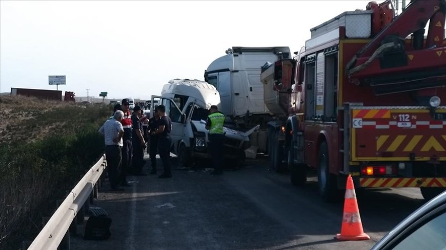 Adana'da TIR ile servis minibüsü çarpıştı: 4 ölü