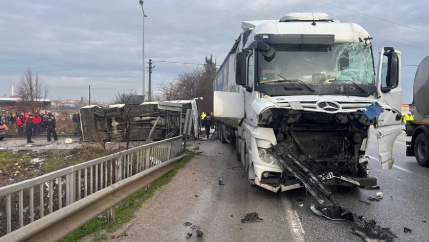 Balıkesir'de okul servisi ile tır çarpıştı: 26 yaralı